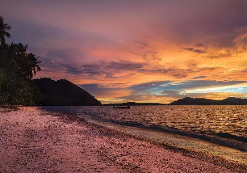 호텔 Baan Mai Beachfront Phuket Lone Island