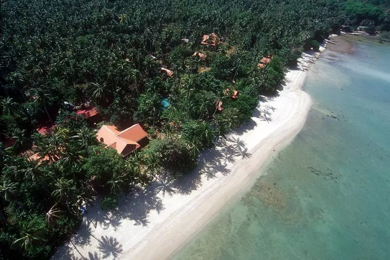 호텔 Baan Mai Beachfront Phuket Lone Island