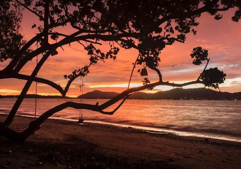 호텔 Baan Mai Beachfront Phuket Lone Island