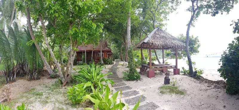 호텔 Baan Mai Beachfront Phuket Lone Island