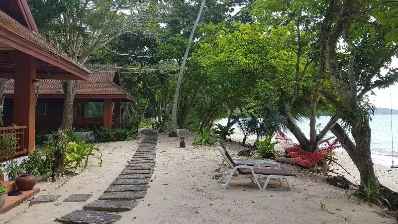 호텔 Baan Mai Beachfront Phuket Lone Island