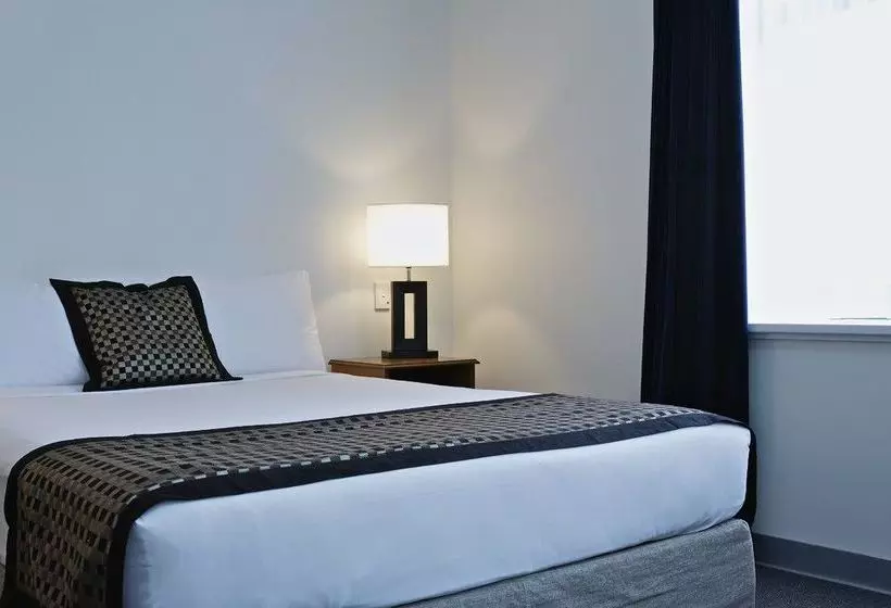 هتل Breakfree Directors Studios