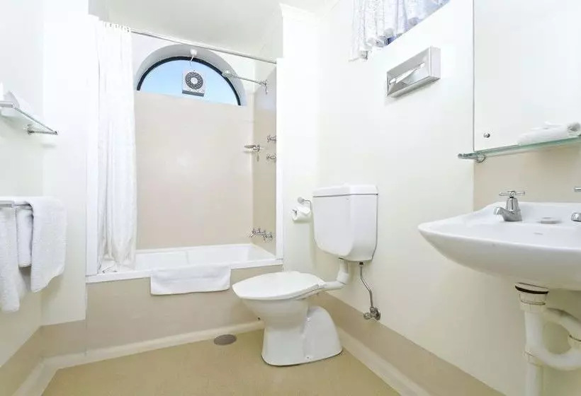 هتل Breakfree Directors Studios