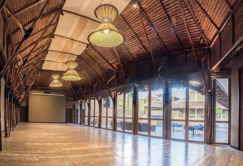 هتل Doubletree By Hilton Iquitos