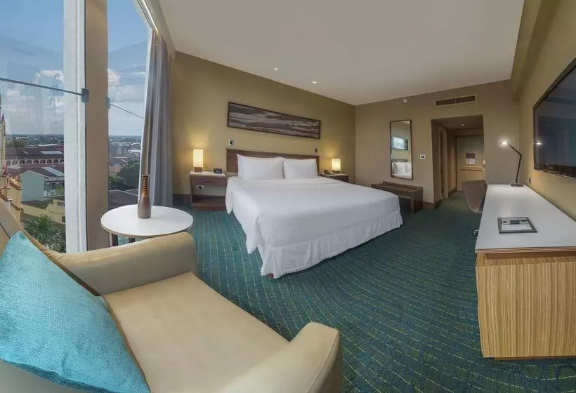 هتل Doubletree By Hilton Iquitos