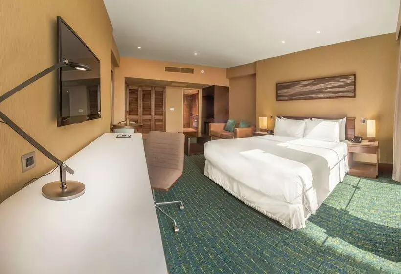 هتل Doubletree By Hilton Iquitos