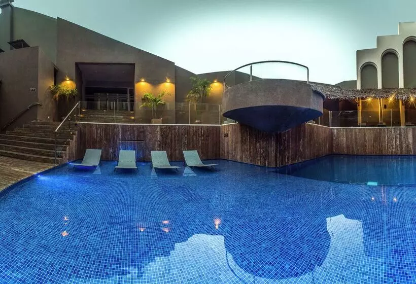 هتل Doubletree By Hilton Iquitos