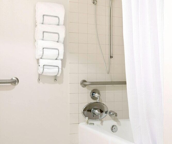 هتل Renaissance Newark Airport