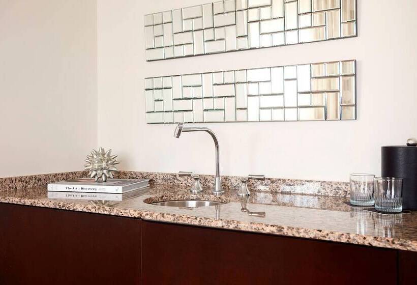 هتل Renaissance Newark Airport