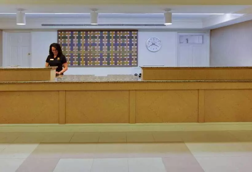 هتل La Quinta Inn By Wyndham Pittsburgh Airport