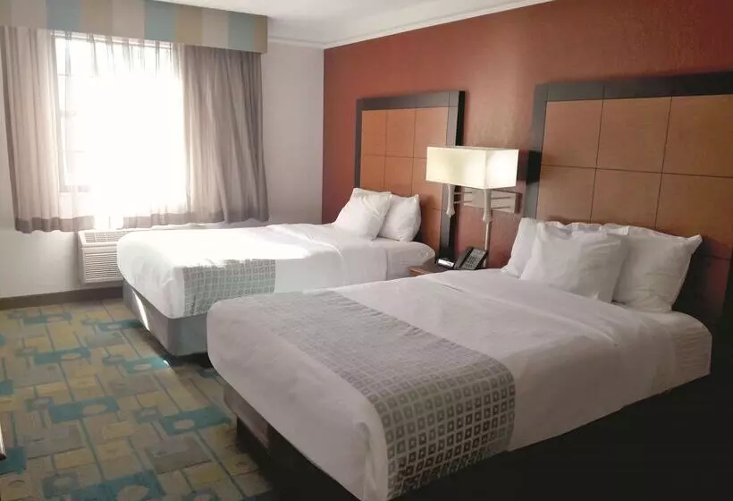 هتل La Quinta Inn By Wyndham Pittsburgh Airport