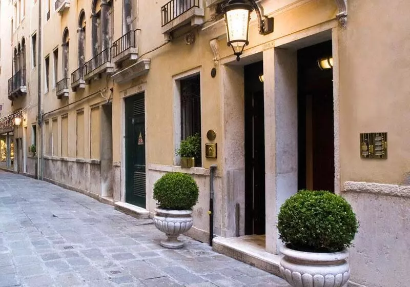 هتل Suites Torre Dell Orologio