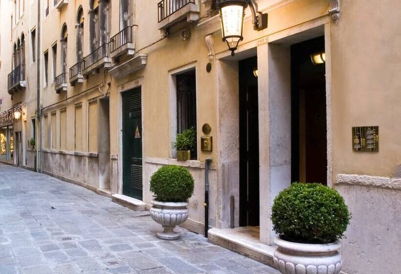 هتل Suites Torre Dell Orologio