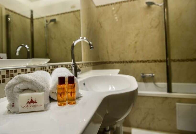 هتل Suites Torre Dell Orologio