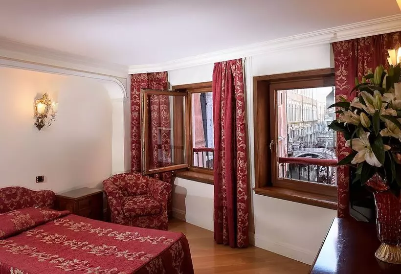 هتل Suites Torre Dell Orologio