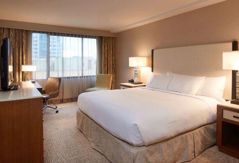 هتل Doubletree By Hilton Fresno Convention Center