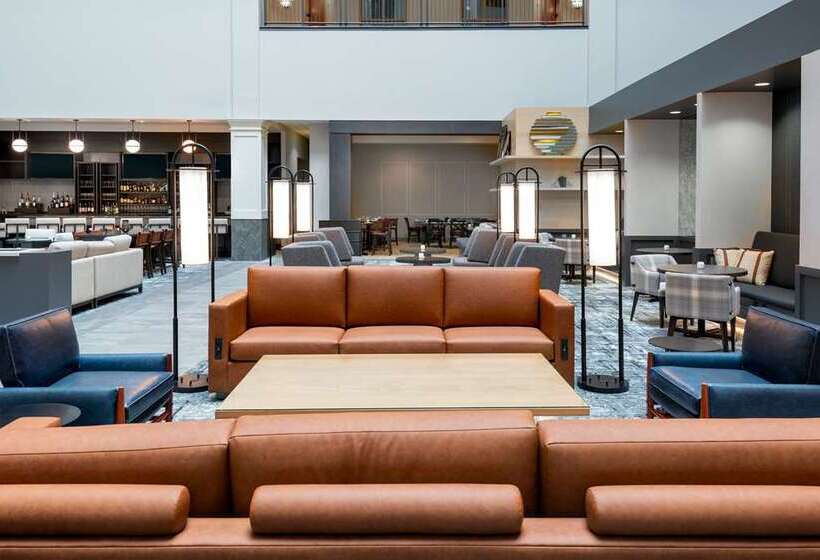 هتل Hilton Charlotte Airport