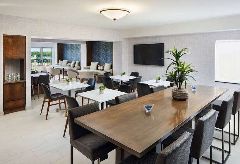 هتل Hilton Charlotte Airport