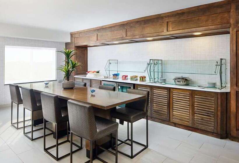 هتل Hilton Charlotte Airport