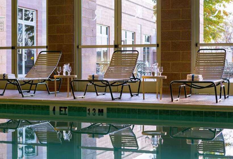 هتل Hilton Charlotte Airport