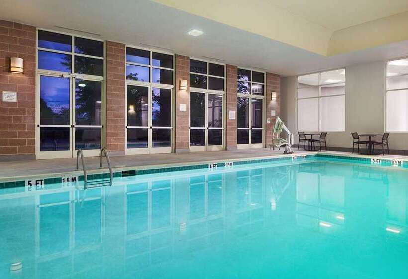 هتل Hilton Charlotte Airport