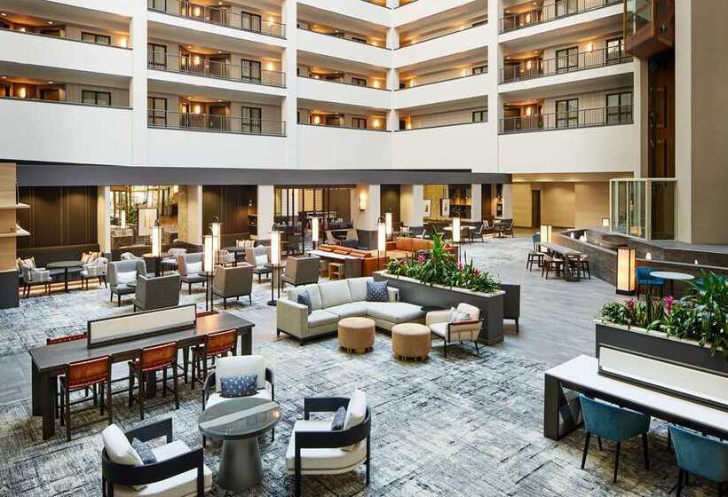 هتل Hilton Charlotte Airport
