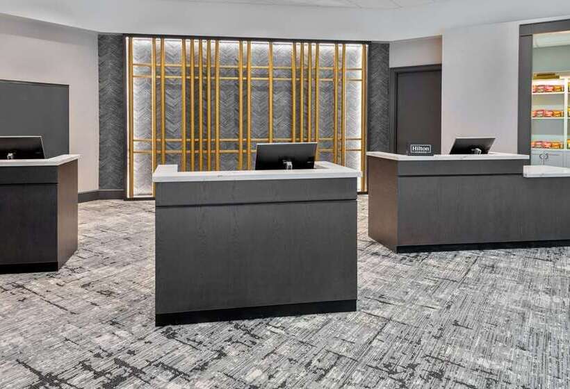 هتل Hilton Charlotte Airport