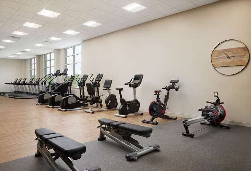 هتل Hilton Charlotte Airport