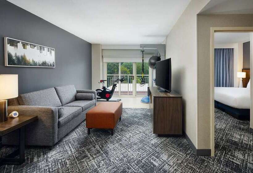 هتل Hilton Charlotte Airport