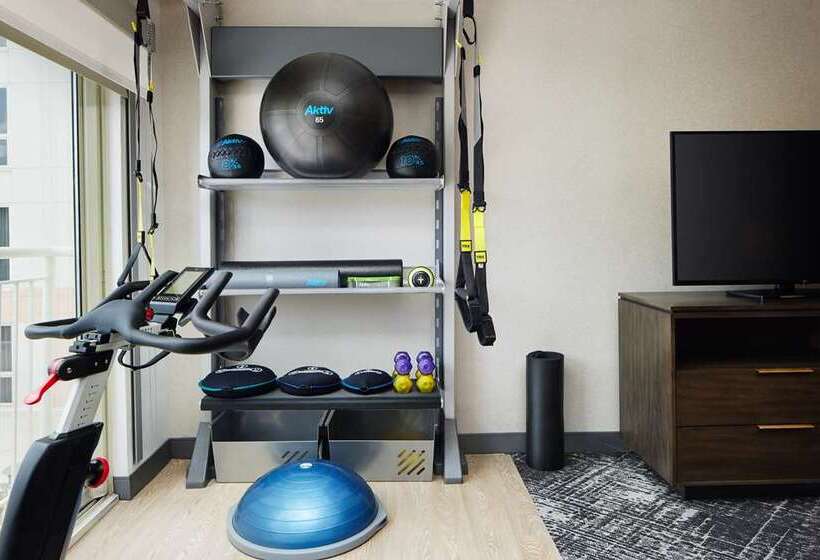 هتل Hilton Charlotte Airport