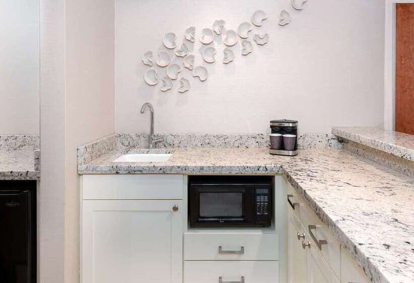 هتل Hilton Charlotte Airport