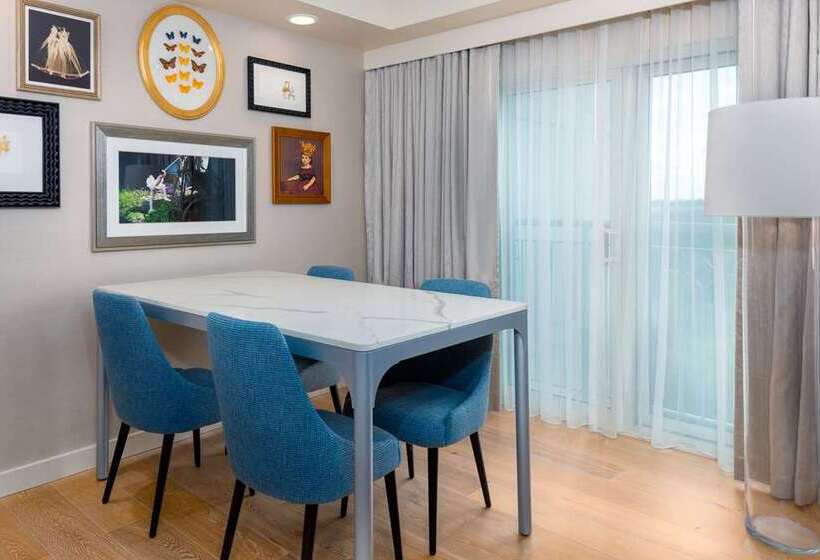 هتل Hilton Charlotte Airport