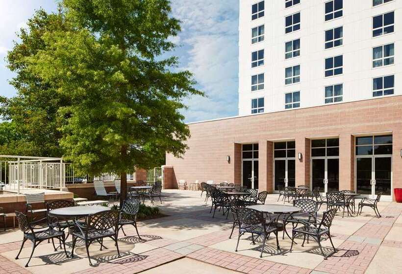 هتل Hilton Charlotte Airport