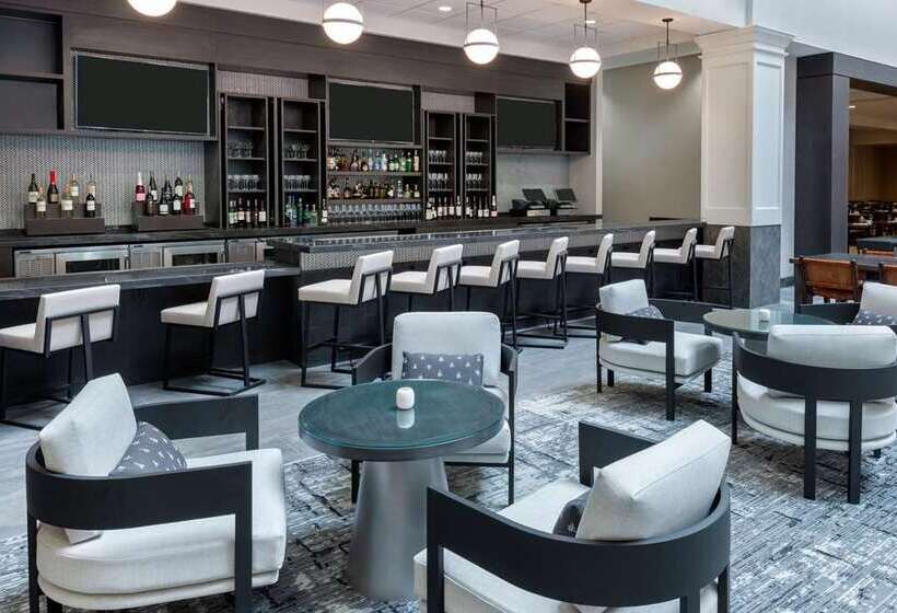 هتل Hilton Charlotte Airport