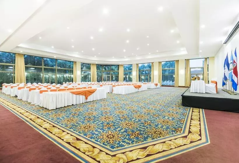 هتل Holiday Inn Convention Center, An Ihg