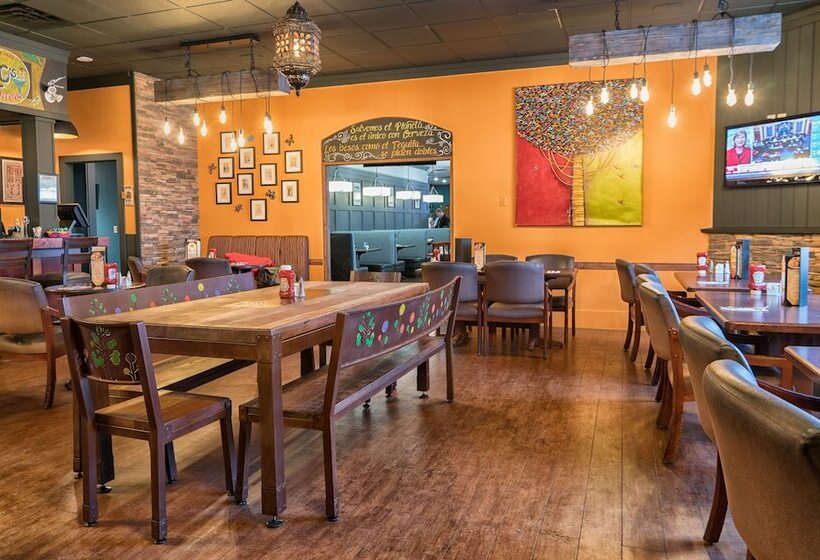 هتل Prestige Inn Golden