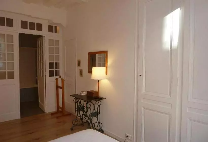 Aamiaismajoitus (B&B) Une Chambre Dans L'atelier De R