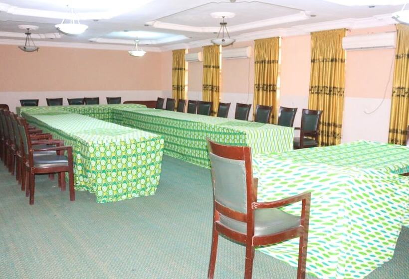 هتل Room In Lodge The Golf Prince