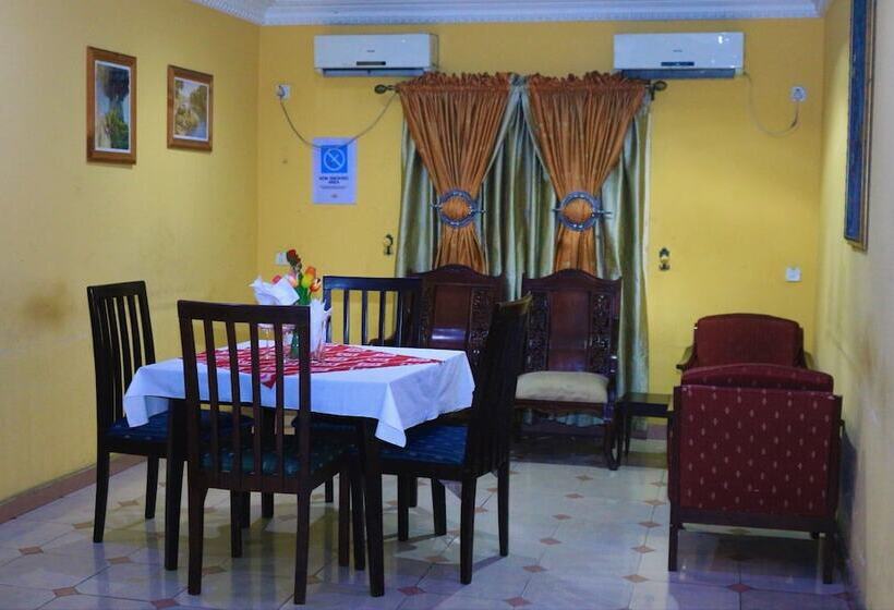 هتل Room In Lodge The Golf Prince