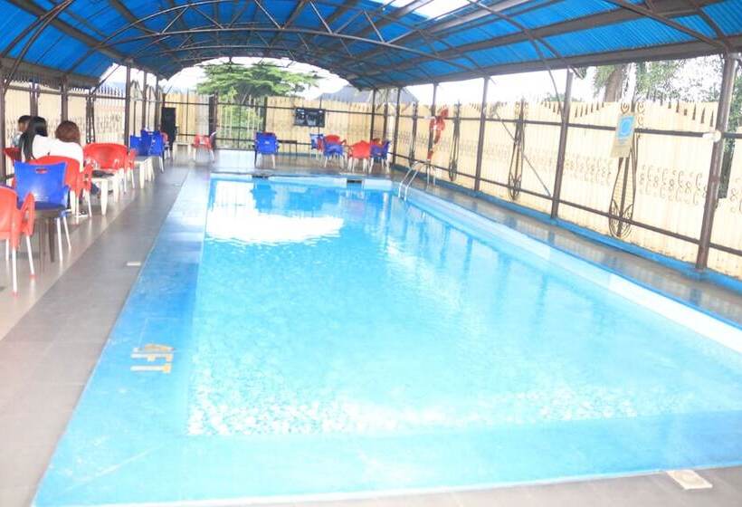 هتل Room In Lodge The Golf Prince