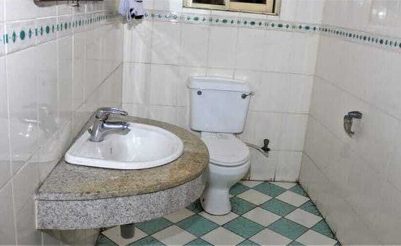 هتل Room In Lodge The Golf Prince