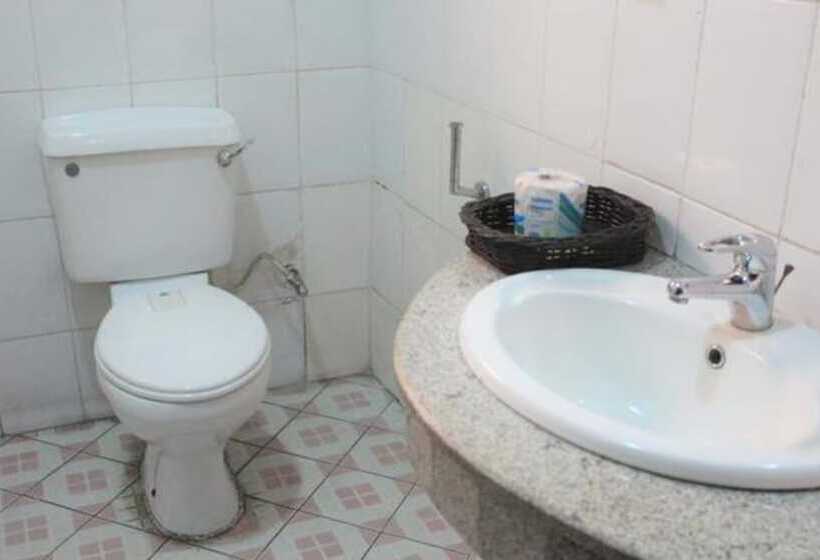 هتل Room In Lodge The Golf Prince