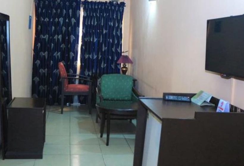 هتل Room In Lodge The Golf Prince