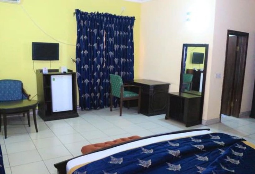 هتل Room In Lodge The Golf Prince