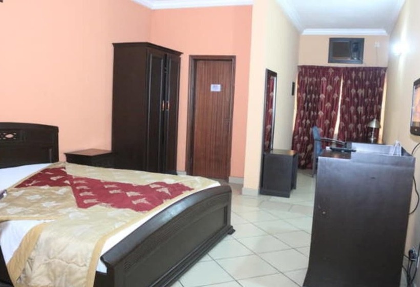 هتل Room In Lodge The Golf Prince