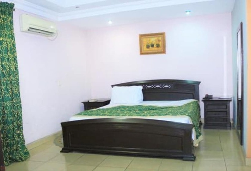 هتل Room In Lodge The Golf Prince