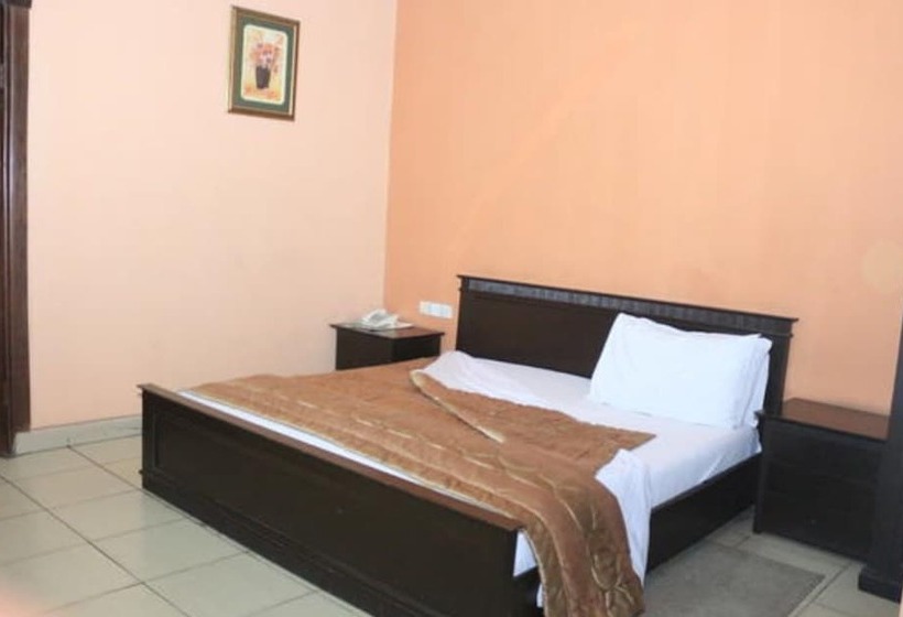 هتل Room In Lodge The Golf Prince