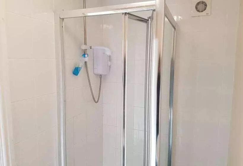 Majatalo Alexandra House