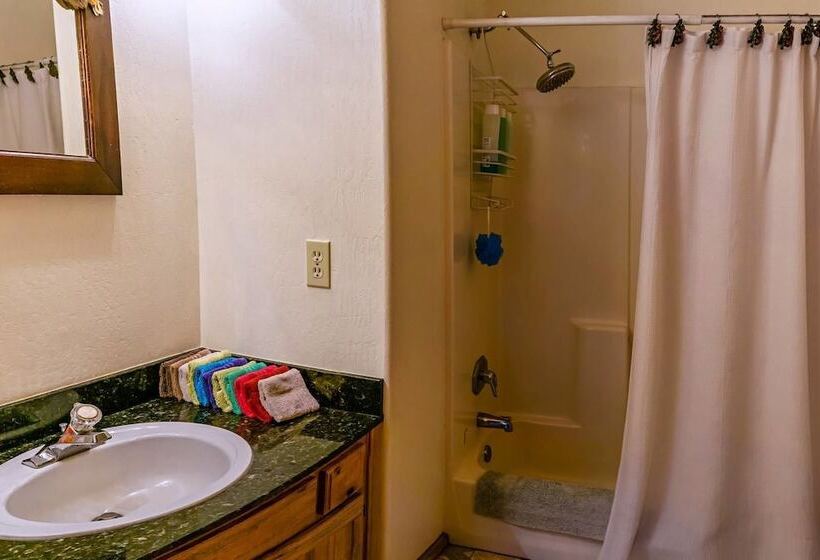 Sun Mountain Ranch Bunkhouse   Near Crater Lake