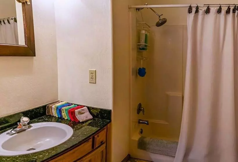 Sun Mountain Ranch Bunkhouse   Near Crater Lake